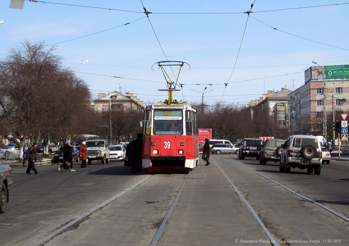 Типичный трамвай Комсомольска-на-Амуре в последние годы работы. Трамвайное полотно закатано в асфальт. Рельсы искривлены. Фото автора