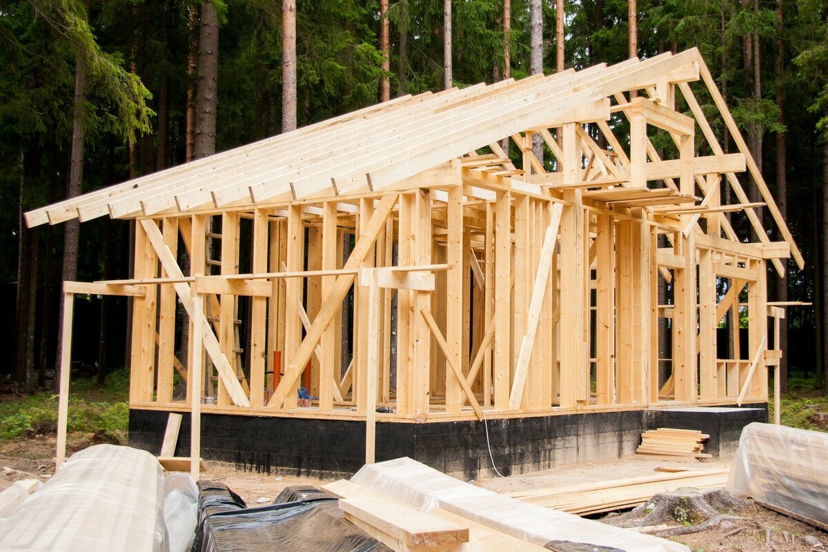 Каркас каркасного дома на монолитном фундаменте. На заднем плане лес, такая красота! Фото взято из открытого источника Я.Картинки.