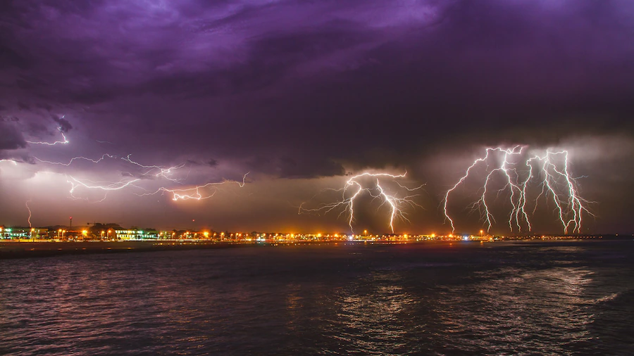 https://ru.freepik.com/free-photo/breathtaking-intense-lightning-storm-over-the-ocean-in-the-city-of-esposende-portugal_12651352.htm#query=%D0%BC%D0%BE%D0%BB%D0%BD%D0%B8%D1%8F&position=2&from_view=search