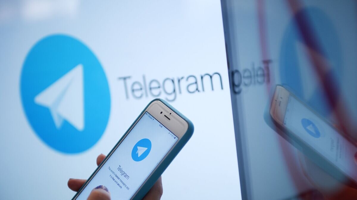    Логотип мессенджера Telegram на экране монитора и телефона© РИА Новости / Кирилл Каллиников