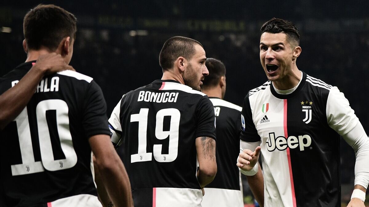    Нападающий ФК "Ювентус" Криштиану Роналду (справа)© MARCO BERTORELLO