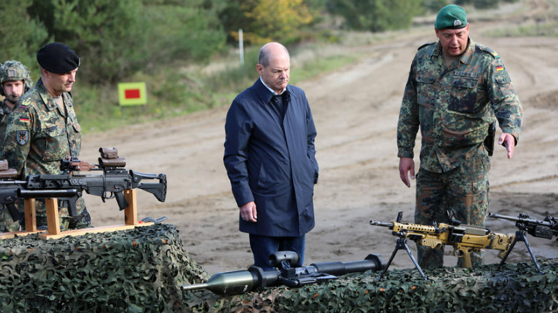 Канцлер в федеральном правительстве: канцлер Олаф Шольц во время визита в войска в ноябре. Бундесвер жалуется, что не получает достаточно новых материалов © IMAGO/Björn Trotzki