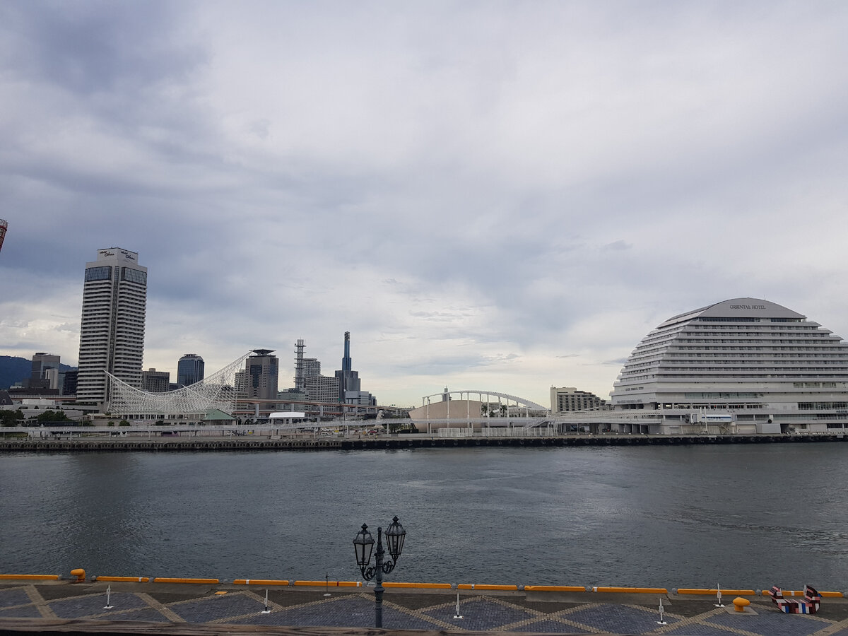 На фотографии Hotel Okura Kobe слева – высотка 36 этажей.
