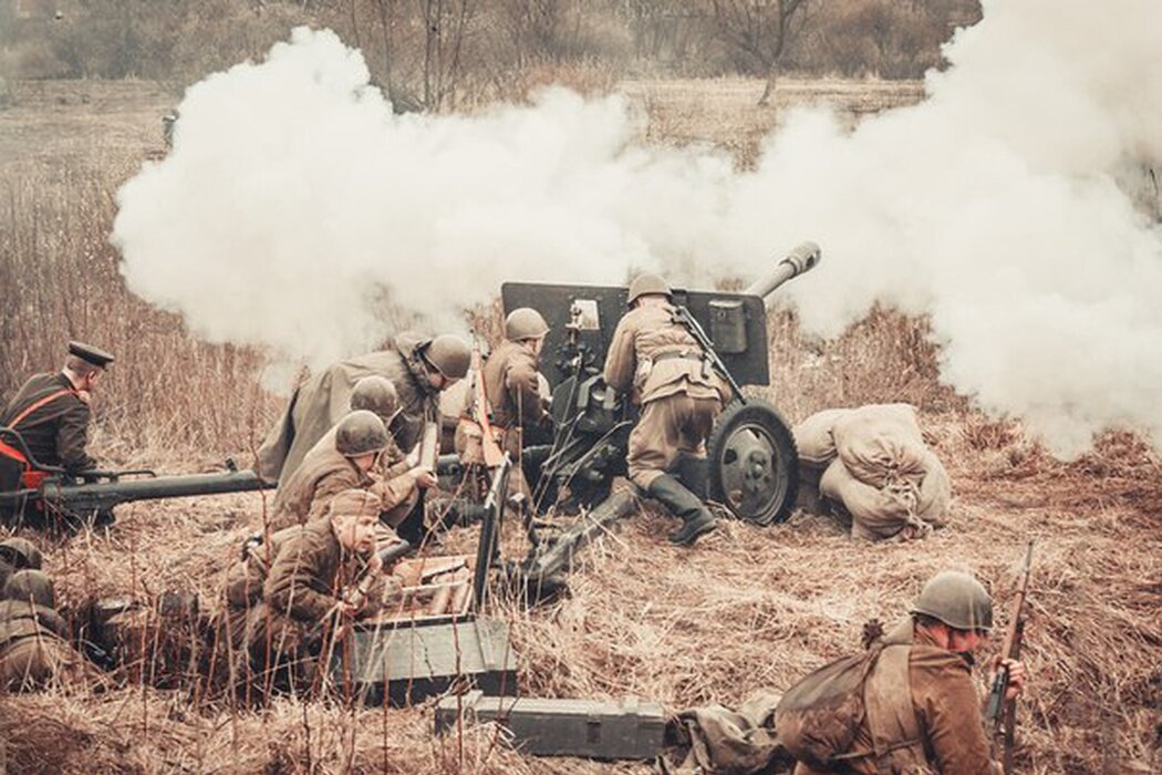 Последний бой песня какого года. Военно-историческая реконструкция "бой за деревню Корпикюля - год 1941",. Артиллерия в бою. Артиллеристы в бою. Артиллерия бой войны.