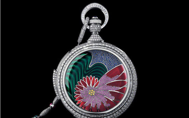 Работа по созданию этой модели занимает без малого два года. Но дело того стоит. Parmigiani Fleurier Fibonacci сделаны из белого золота, инкрустированы цветком лотоса, изображающим принцип золотого сечения Фибоначчи (да, вот так все затейливо). Цветок, конечно, тоже непрост — покрыт драгоценными камнями, общий вес которых тянет почти на 50 карат. Что еще есть в этих часах? Вечный календарь, минутный репетир и указатель фаз Луны.