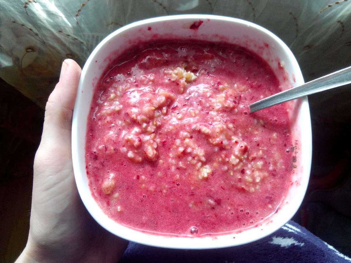 Мой сегодняшний завтрак - каша из смеси цельнозерновых круп (полба, овес, амарант) с вишней и бананом