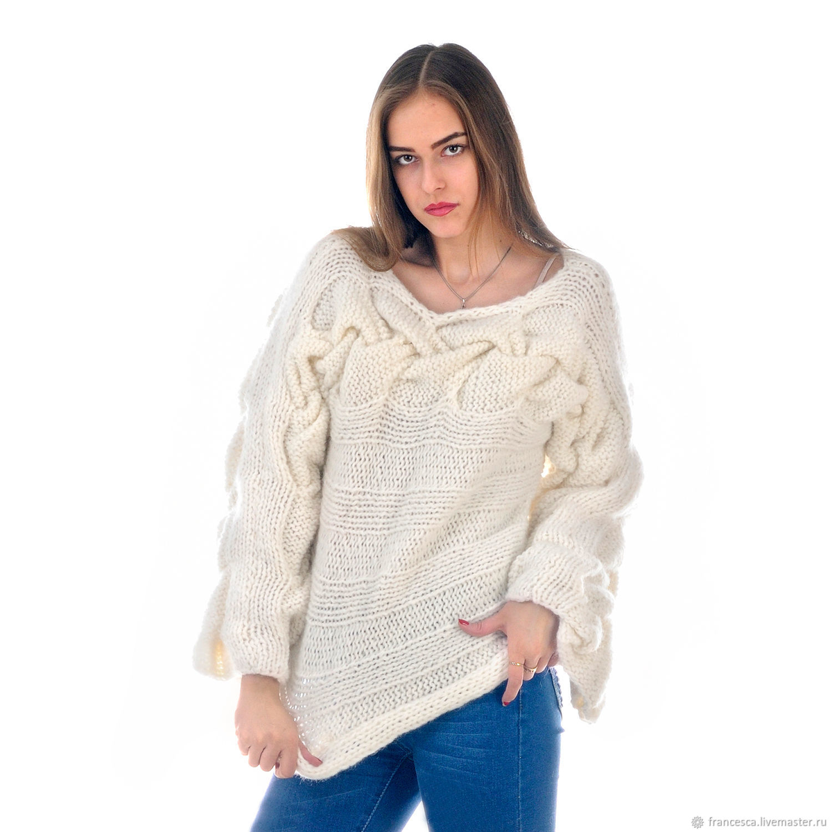 https://cs2.livemaster.ru/storage/8f/3d/bead357ac538f291076e27edf034--odezhda-sviter-belyj-zhenskij-vyazanyj-iz-italyanskoj-shersti.jpg