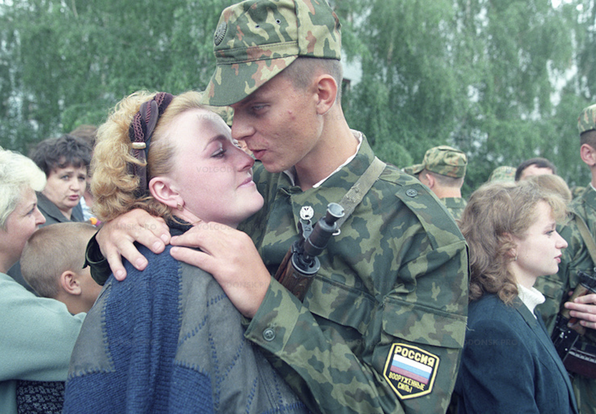 Жены в военных городках. Семья военного. Жена военного. Провожают в армию. Семья военнослужащего.