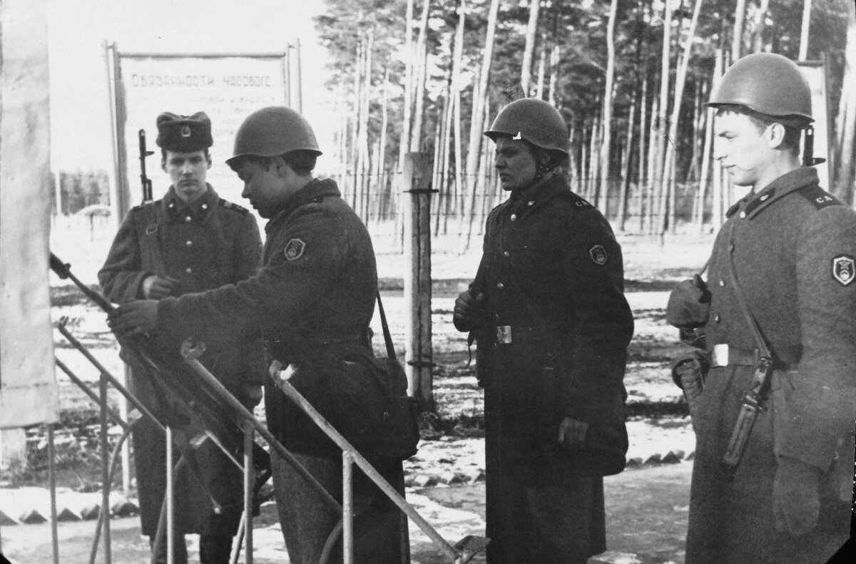 Проверка оружия... Фото Андрея Тупикина