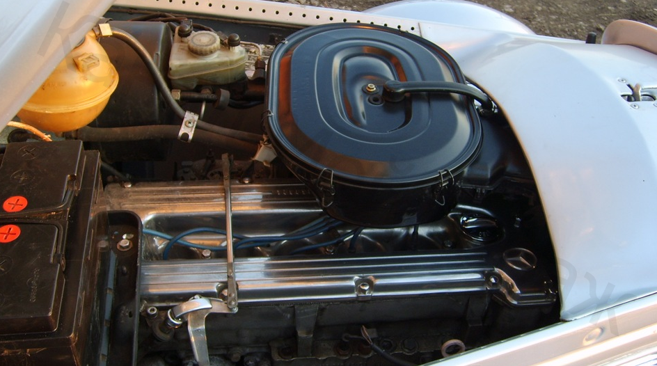 (подкапотное пространство, хороший двигатель от Мерседеса, подробности ниже)