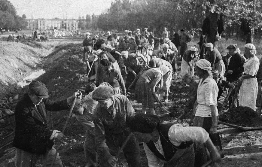 Воскресник по расчистке Верхнего парка в Петродворце 13 августа 1944 года фото из Архивного фонда ГМЗ «Петергоф» 