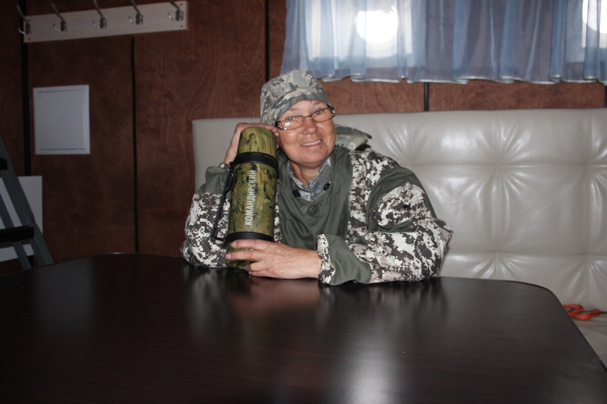 От удара усталое, созрелое тело его лопнет и выплеснется на  землю сладкой, ароматной, пахнущей пряно и кисловато жидкостью внутреннего содержания. К образовавшейся лужице, в которой плавают клочки съёжившейся, фиолетовой кожи,  подойдёт капитан самого высокого ранга, задумчиво посмотрит на первые лучи солнца, которые заскользят по зеленоватой поверхности.                                                                                                  Чуть презрительно сморщившись, покачав головой,  вынесет вердикт: "Балбесам и обалдуям не место в армии! Дневальный, уберите Неваляшкина!"  Прибежит, гремя обрезом и машкой дневальный, начнёт оттирать мичмана от плаца мокрой ветошью. Из глаз созревающего мичмана градом покатились скупые мужские слёзы. Руки сжались судорожно вокруг перекладины турника так, что ногти до боли врезались в ладони, отчего висельник застонал длинно и надрывно... 
