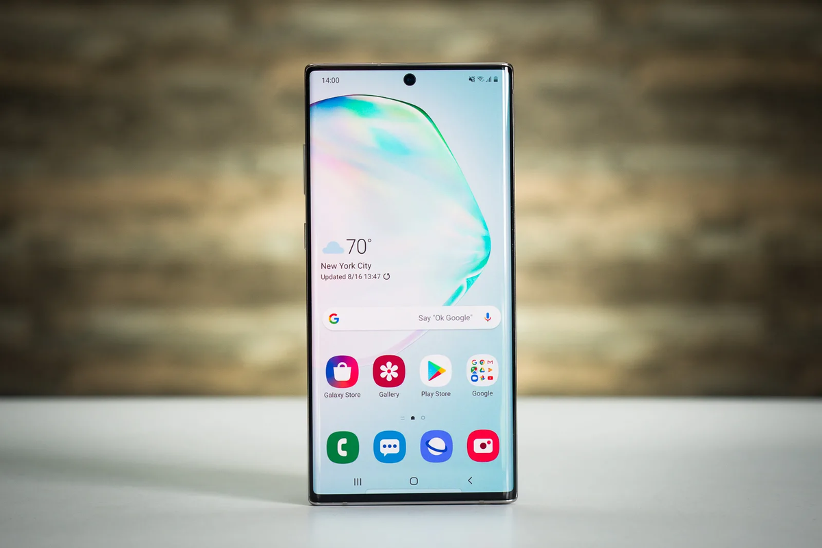 Samsung Galaxy Note 10, с вырезом в экране для селфи камеры.