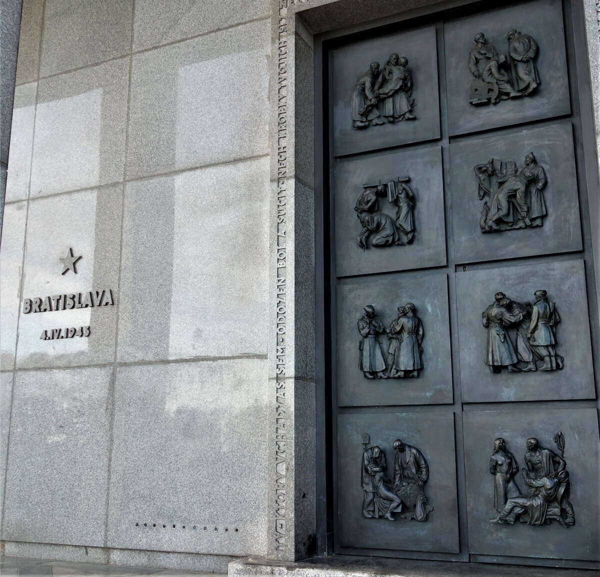 На двери в Траурный зал изображены сцены военной жизни