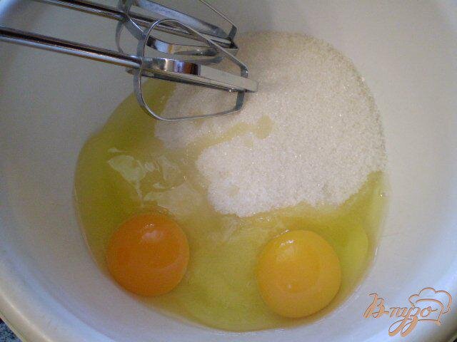 Яйца взбиваем с сахаром