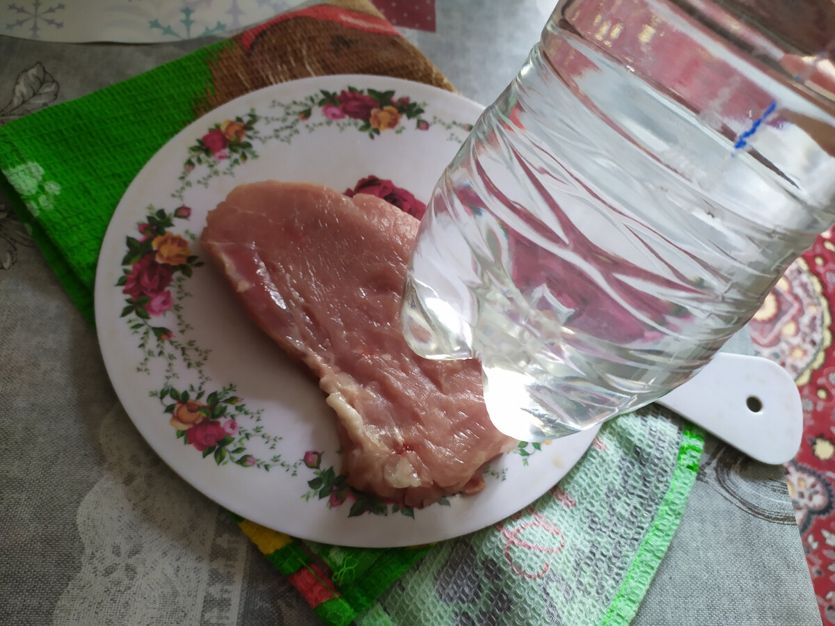 Отбивные чем отбивать. Чем можно отбить если нет молотка. Отбить мясо без молотка. Отбитое мясо без отбивки. Для отбивания мяса.