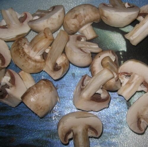     Грибы нужно очень хорошо промыть под проточной водой, затем поместить в кастрюлю, залить чистой водой и поставить вариться на средний огонь. Готовить их нужно до состояния мягкости. Затем грибы выньте из кастрюли, оставшийся отвар не выливайте, он нам пригодиться еще чуть позже. Грибы немного остудите и мелко нарежьте.   