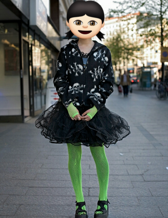 Примерно так выглядел наряд нашей Верочки. Только бантов не хватает. Все фото взяты для иллюстрации с сервиса Яндекс.Картинки и обработаны автором 