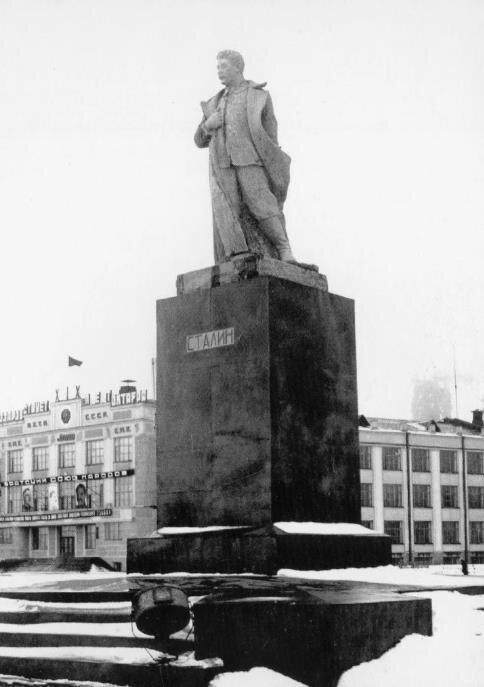 памятник И. В. Сталину в Сталинске