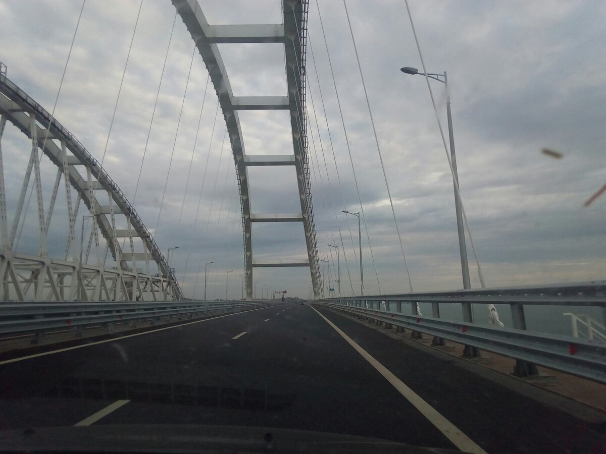 С той дороги сохранилась только одна фотка. Выезд на Крымский мост. Примерно через 6 часов после оформления штрафа.