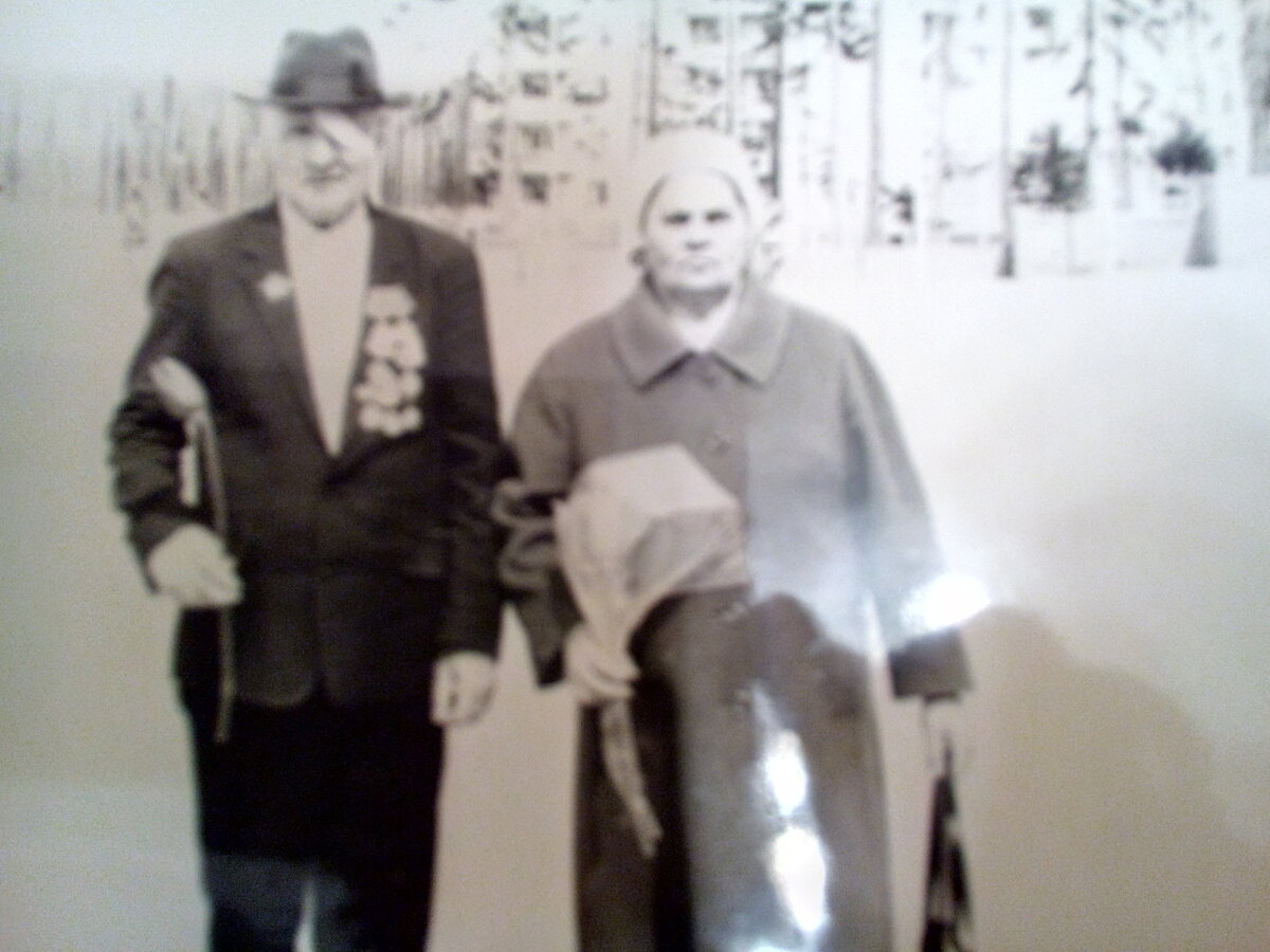 Мои любимые. Дедушка Ветеран ВОВ, бабушка Ветеран и труженик тыла. Когда они были живы, я с гордостью шла с ними под ручку в начале колонны ветеранов.  Были такие смешанные чувства: и радость, и слезы.  А потом все собирались у них дома за столом.