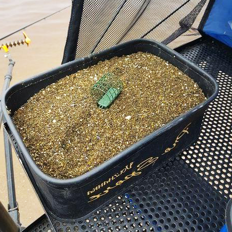 Пример магазинной прикормки с различными добавками.