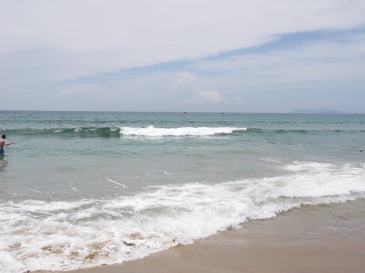 Мокрый песочек, и волна за волной..