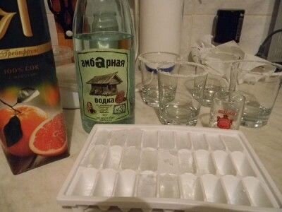     Итак, берем чистый сухой стакан, совсем немного смачиваем его ободок несколькими каплями питьевой воды и обмакиваем в соль (соль должна налипнуть на ободок, прочно на нём удерживаться, а солонка должна быть соответственно – шире стакана). Аккуратно бросаем кубики льда в стакан, осторожно (не задевая ободок) вливаем обозначенные объемы водки и грейпфрутового сока. Слегка взбалтываем.   