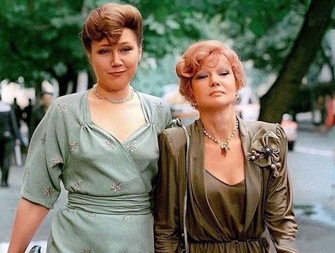 У подружки - просто классический шикарный "кандибобер" на голове