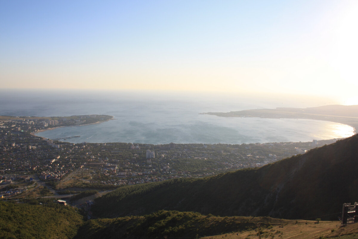Вот она - знаменитая Геленджикская бухта. Слева - мыс Толстый, справа - мыс Тонкий.