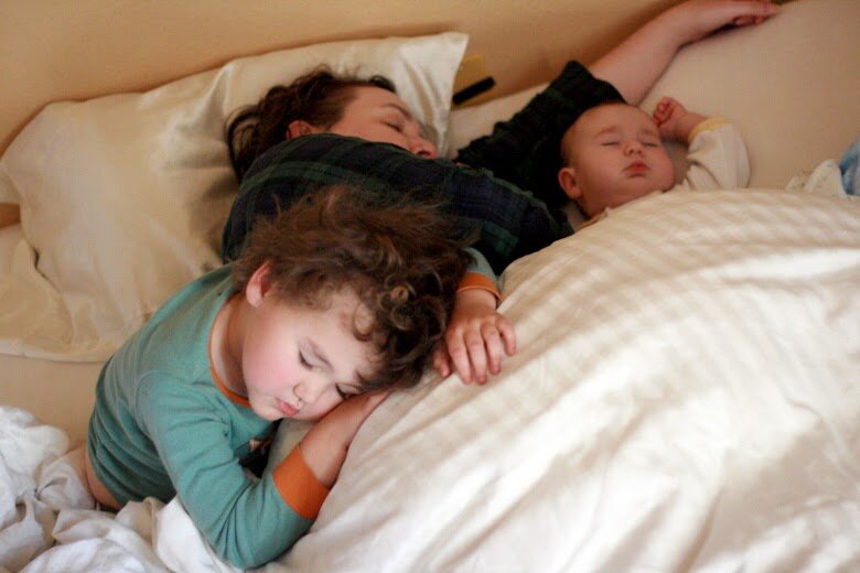 Источник: http://www.hobomama.com/2011/10/wordless-wednesday-cosleeping-with-my.html?showComment=1319031771398