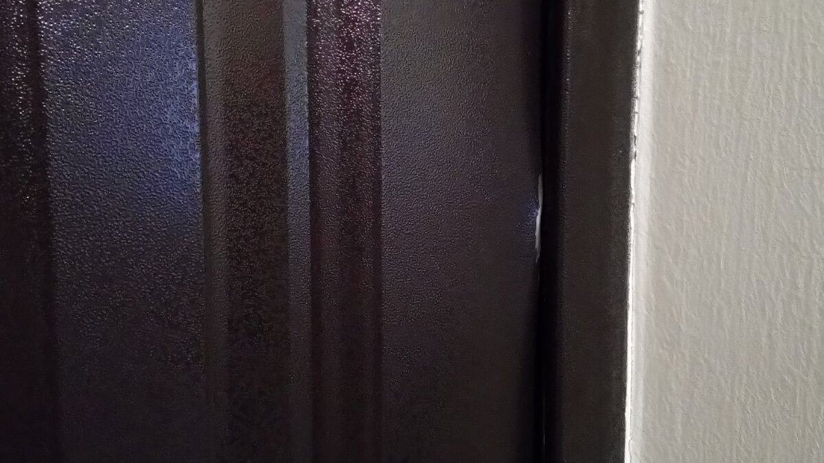 Да, в таком виде я приняла дверь, искренне думая, что вот-вот поменяю.