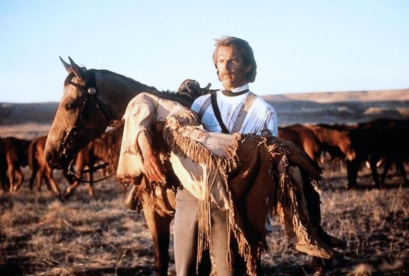 В ролях: Кевин Костнер, Мэри МакДоннелл, Грэм Грин. 