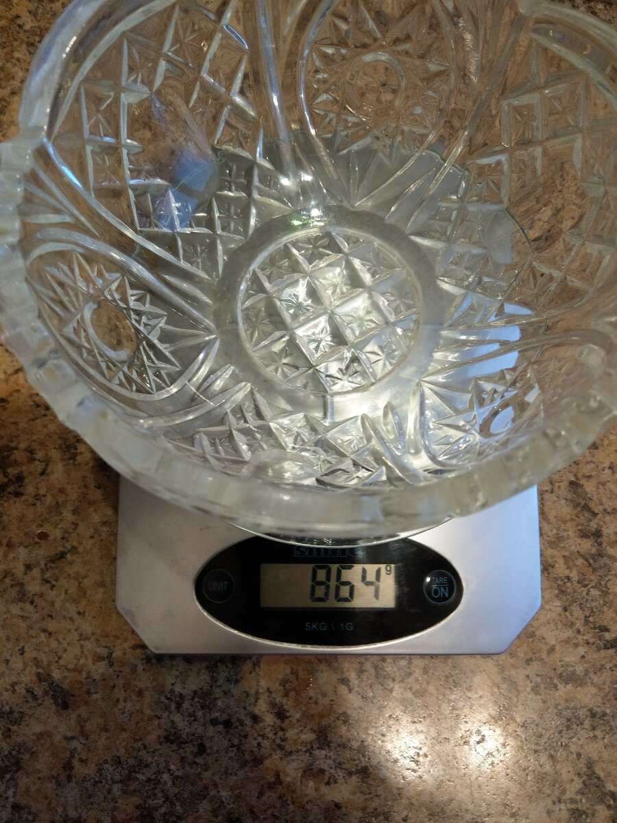 Маленький салатник весит 864 грамма. Серьезный вес!