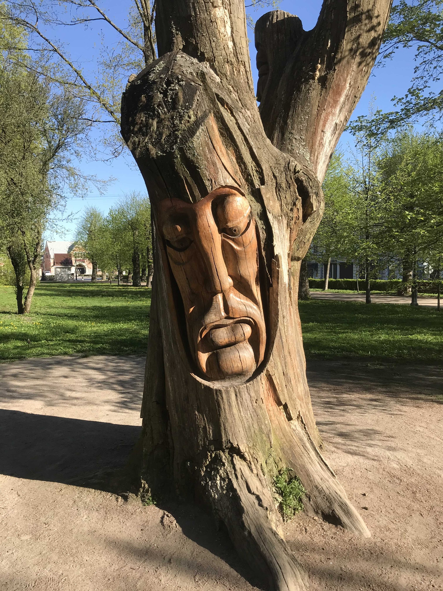 Wie finden Sie diese Holzschnitzerei?