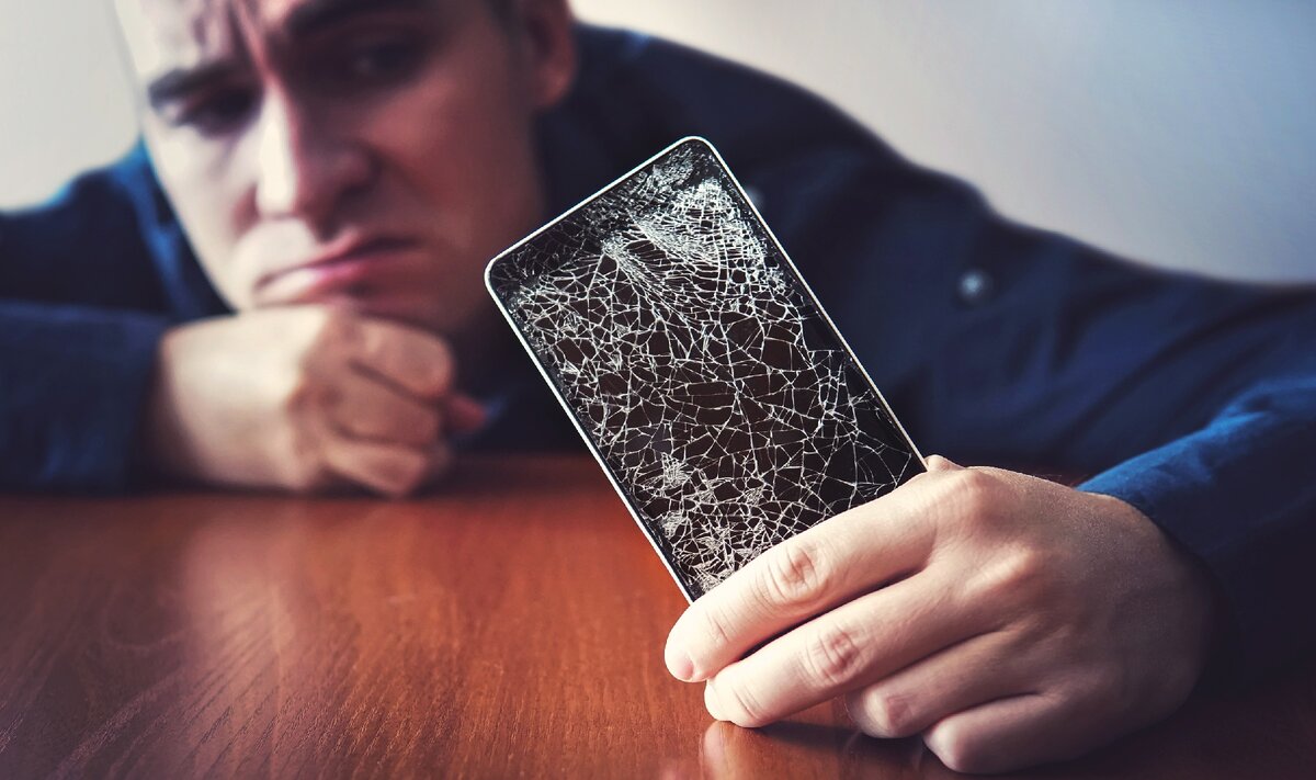 Break your phone. Человек разбил телефон. Человек бросает телефон. Швыряет телефон. Смартфон и молоток.