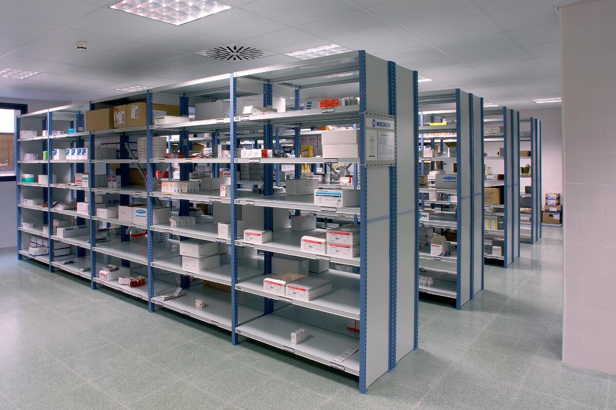 Фармацевтический склад. Оптовые склады аптеки. Стеллаж для лекарственных средств. Склад хранения лекарственных средств. Склад хранения лекарственных средств.