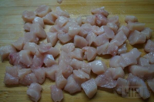 Кусочками нарезаем куриное филе.