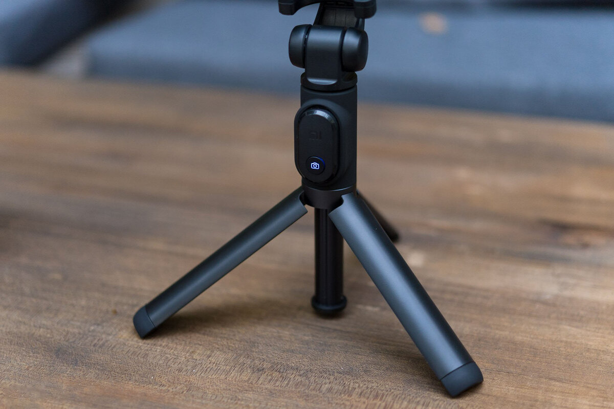 Когда горит кнопка - bluetooth смартфона распознает и подключиться к триподу