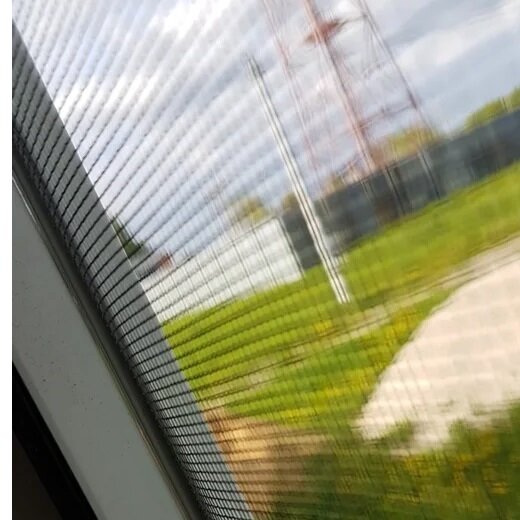 Установленная сетка на окне в спальне