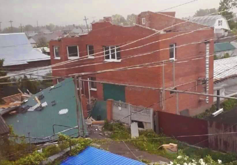Разбираем последствия урагана, а Бориска откусывает хвост белке. Улетевшая крыша, упавший бетонный забор, сломанные…