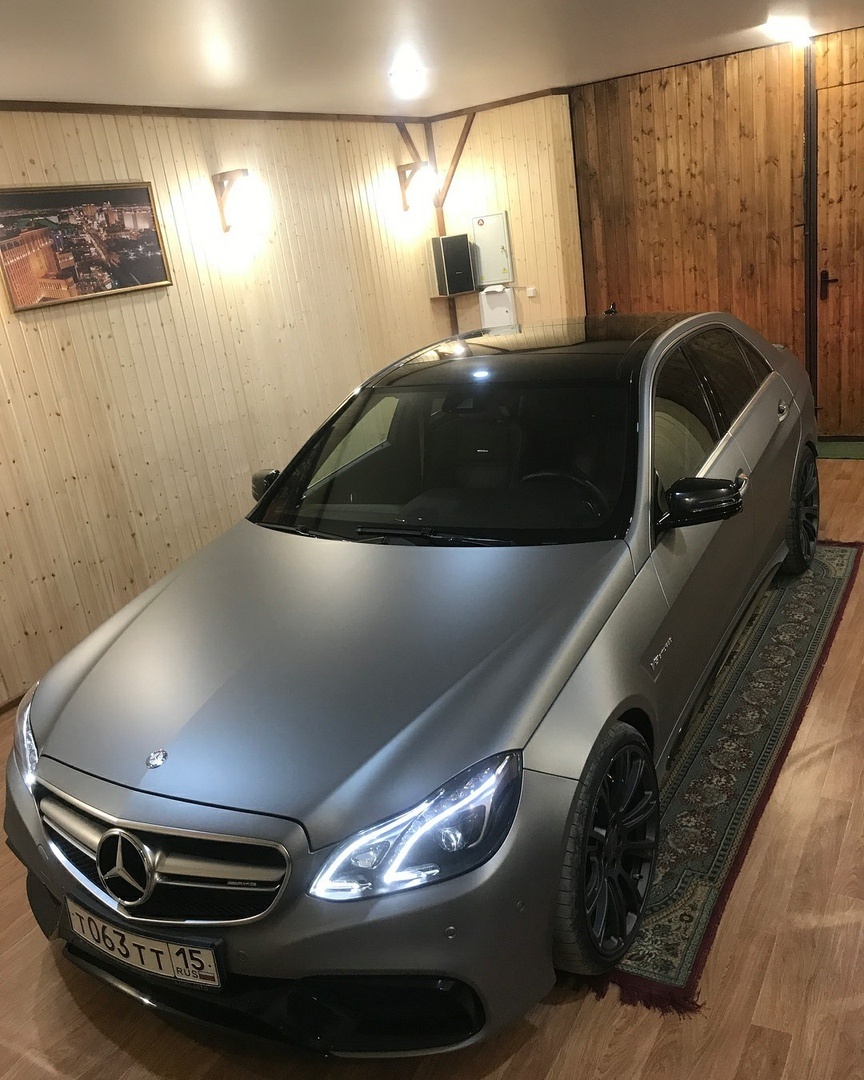 Адриана родилась в 1889 году в еврейской семье в Австрии. Ее мать ранее жила в Марокко по соседству с испанской общиной и полюбила культуру и язык этого народа. Свою дочь она ласково называла – Мерседес (Mercedes), что в переводе с испанского означает «дар, милость, награда». Адриана-Мерседес Еллинек не интересовалась автомобилями. Чего нельзя сказать о ее отце Эмиле. В 1890-е гг он познакомился с инженером и промышленником Готлибом Даймлером и автоконструктором Вильгельмом Майбахом. Предприниматель увидел возможность хорошего заработка в самодвижущихся колясках, которые разрабатывали эти двое изобретателей.  Еллинек быстро наладил продажу транспортных средств в Ницце и стал официальным представителем компании «Даймлер» во Франции. В 1899 году он принял участие в гонках на одном из авто, которые продавал. Так как Эмиль занимал должность консула Австро-Венгрии, он выступил анонимно, взяв псевдоним в честь любимой дочери - «мсье Мерседес».