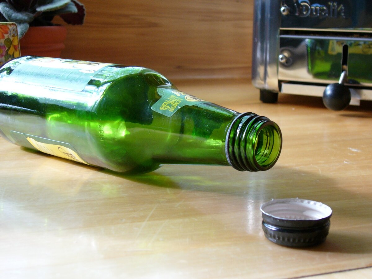 Почему нельзя ставить пустую бутылку на стол примета