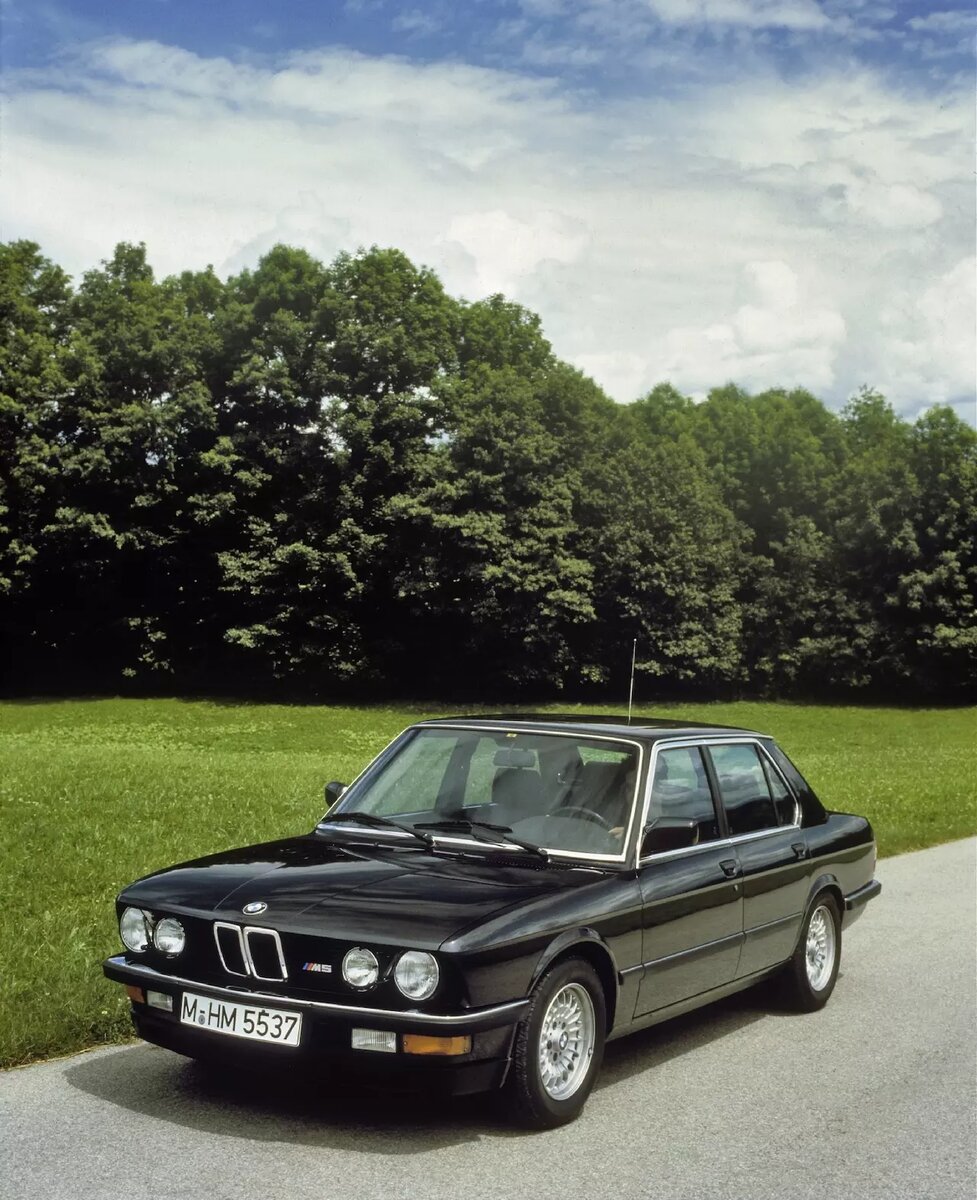 BMW M5 gen. E28 родился в 1984 году с 3,5-литровым рядным шестицилиндровым двигателем. 
