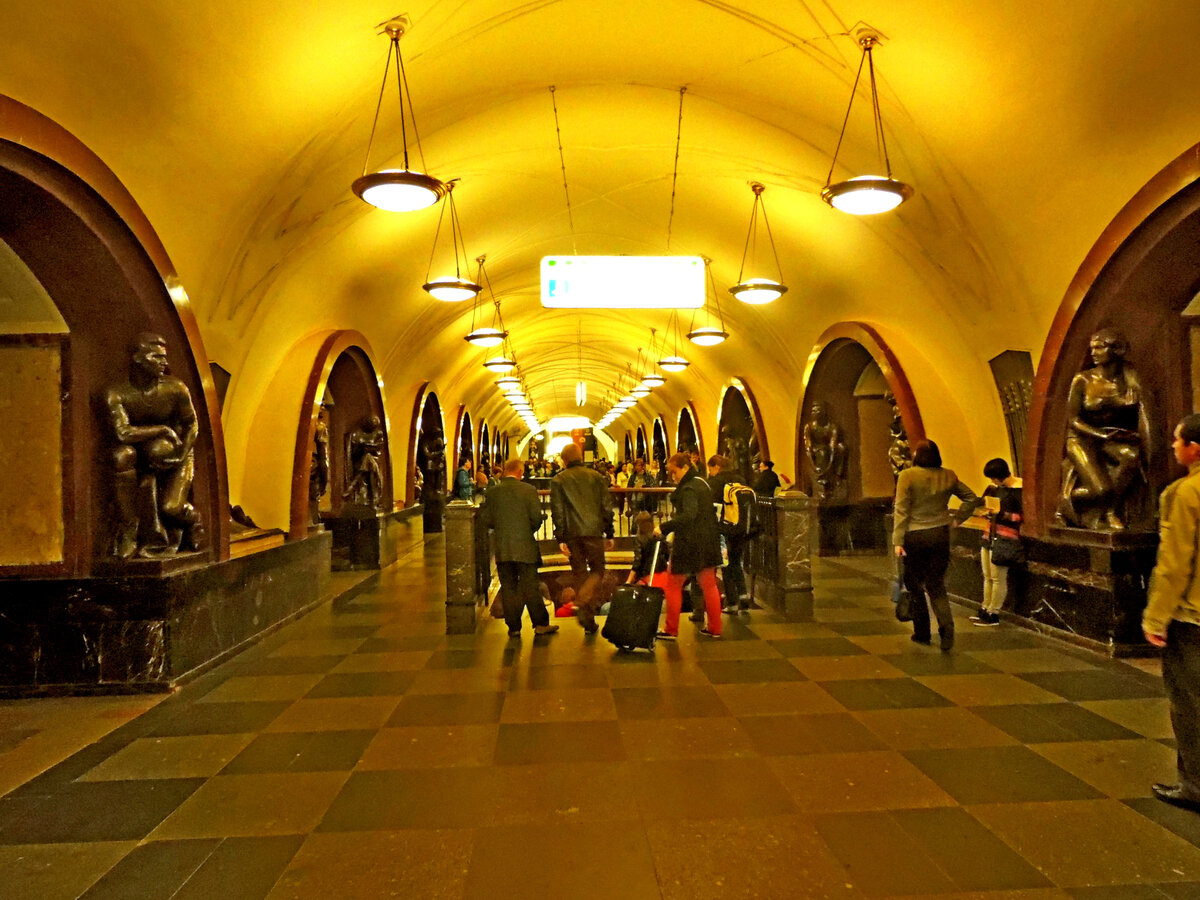 Площадь Революции. Станция Московского метрополитена. Расположена на Арбатско-Покровской линии между станциями «Курская» и «Арбатская». Находится на территории Тверского района Центрального административного округа Москвы. Конструкция станции - пилонная трёхсводчатая глубокого заложения.Открыта 13 марта 1938 года в составе участка «Улица Коминтерна» (ныне «Александровский сад») — «Курская»