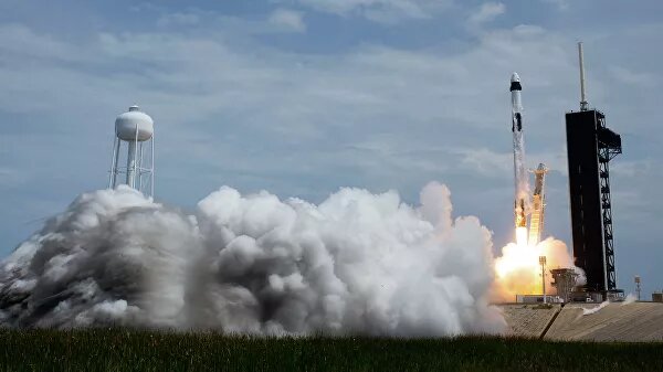  МОСКВА, 4 июн - РИА Новости. Компания Илона Маска SpaceX использовала в своем корабле Crew Dragon российские комплектующие, благодаря которым была обеспечена успешная автоматическая стыковка корабля со станцией, рассказал РИА Новости эксперт в области отечественной космонавтики Вадим Лукашевич."Удачная стыковка американского корабля с МКС в автоматическом режиме осуществилась в том числе и благодаря стыковочному адаптеру IDA, основная конструкция которого разработана и изготовлена на головном предприятии Роскосмоса по пилотируемой программе – в Ракетно-космической корпорации "Энергия", - рассказал Лукашевич.Вчера, 13:34Эксперт объяснил, почему Маск поступил не по-русски с Crew DragonВ 2019 году на сайте Роскосмоса сообщалось, что "Энергия" по заказу американской компании Boeing разработала и изготовила три летных образца и четыре элемента для испытаний основной конструкции стыковочного адаптера IDA. Сделанные в "Энергии" летные образцы американская корпорация Boeing дооснастила рядом элементов: кольцом, теплозащитой, кожухами, мишенью и транзитными электроразъемами. Первый адаптер IDA был утерян в результате аварийного запуска грузового корабля Dragon в июне 2015 года. Второй адаптер был доставлен на МКС кораблем Dragon в июле 2016 года (к нему впервые в марте 2019 года причалил Dragon-2). Третий адаптер, произведенный для замены потерянного первого IDA, доставлен на Dragon в июле 2019 года.В воскресенье пилотируемый корабль Crew Dragon с астронавтами НАСА Дугласом Херли и Робертом Бенкеном причалил к МКС. Это первый за девять лет американский пилотируемый космический полет. 