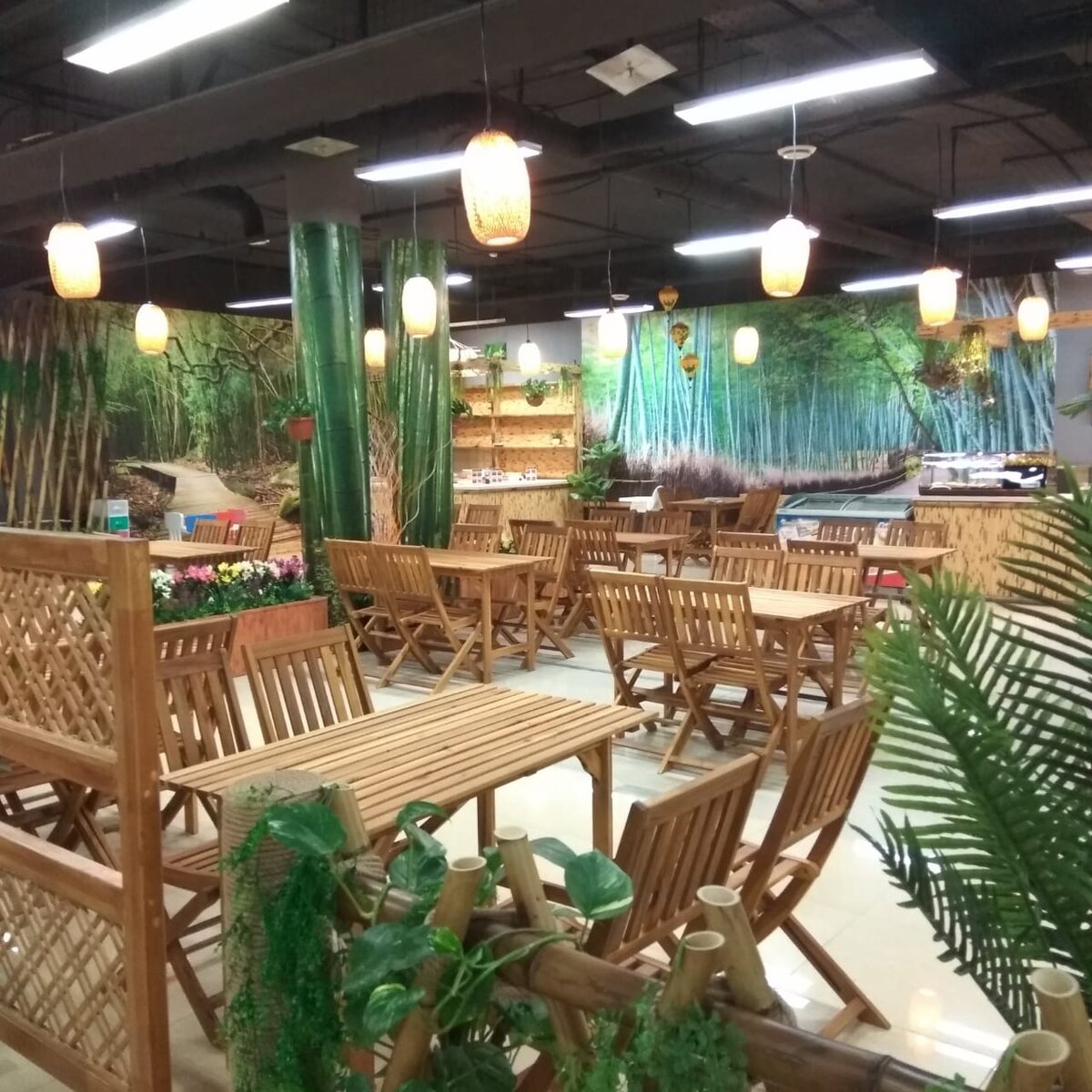 Пустые кафе.