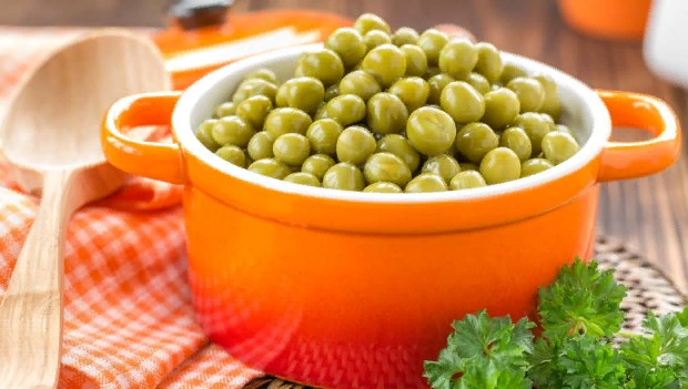 Зелёный горошек — это очень полезный плод стручкового растения из семейства бобовых, который люди употребляют в свежем виде, консервируют и готовят из него различные блюда. В статье поговорим о том, чем полезен этот плод в консервированном виде. 