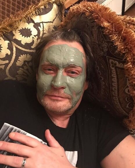 Александр Домогаров не забывает и о своей внешности на самоизоляции