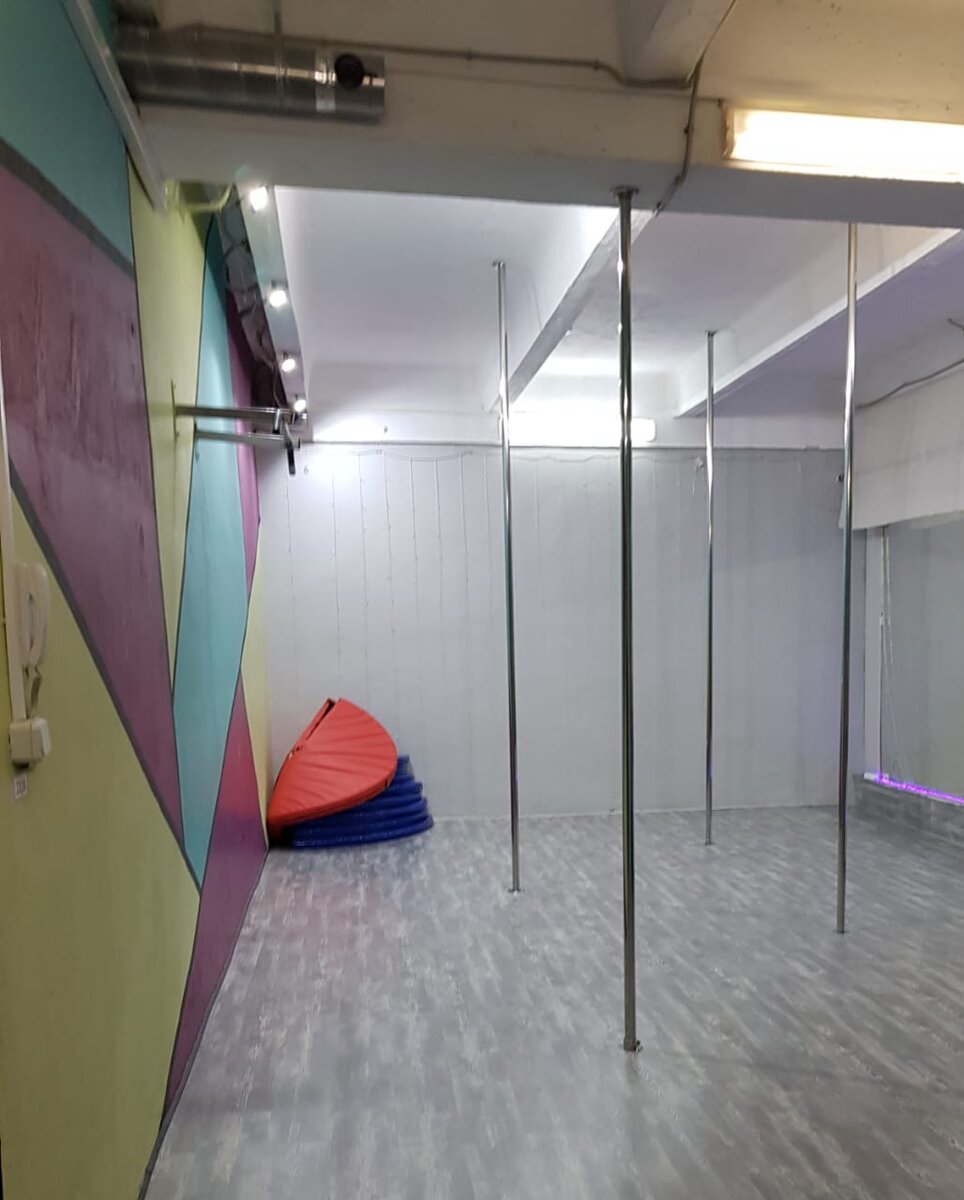 А вот так выглядит зал для занятий на пилоне: маты, шесты, зеркало